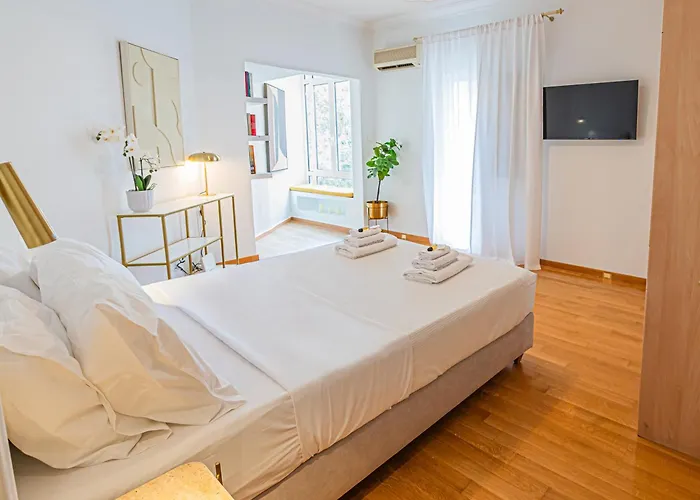 Ιkia Plaka - Timeless Elegance In Athens